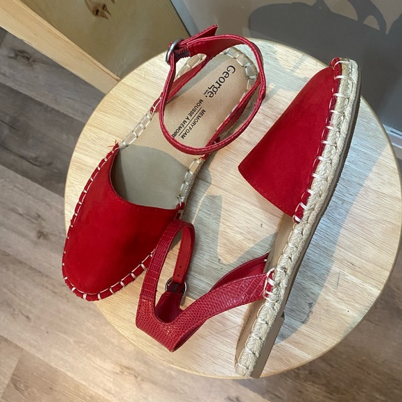 Red closed toed sandals - Picture 3 of 3